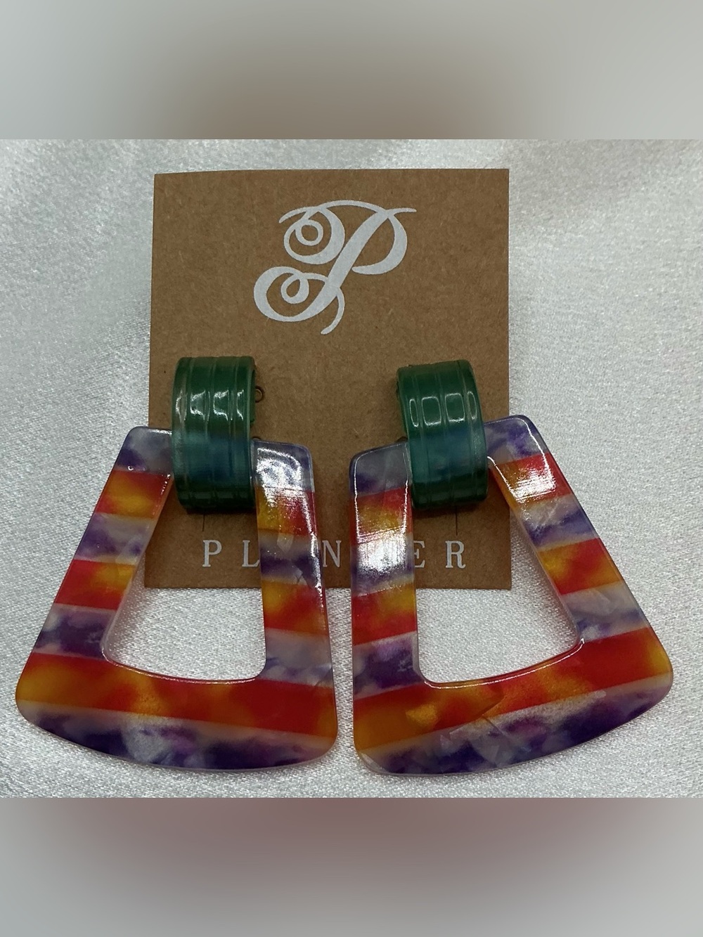 PLUNDER LARGE RESIN COLORFUL DOOR KNOCKERS EARRING NWT